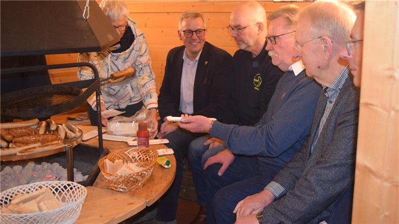 In einer Holzhütte können sich hungrige Besucher gegrillte Bratwürste holen.