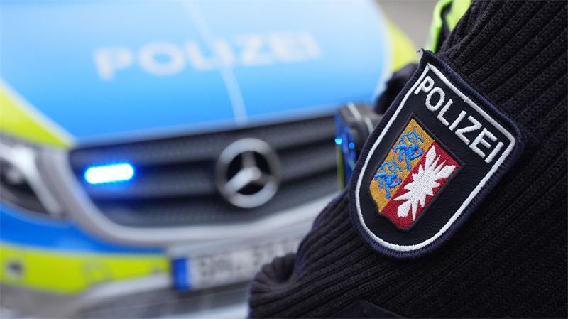 In einer Kurve kommt eine 44-Jährige mit ihrem Auto von der Fahrbahn ab und überschlägt sich mehrfach. (Symbolbild)