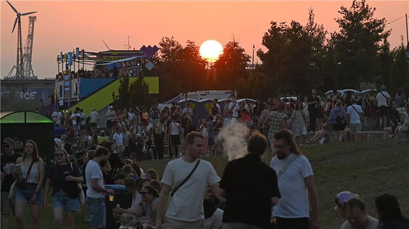 MS Dockville begeistert Fans bei sommerlichen Temperaturen In einer Mischung aus Konzerten, Kultur und Kunst sollten sich die Besucherinnen und Besucher über das Festivalgelände treiben lassen.
