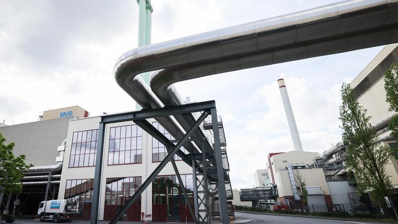 In einer Müllverwertungsanlage in Hamburg-Billbrook sollten mithilfe einer Seilwinde Brennelemente ausgetauscht werden.