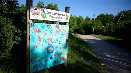 In einer Nacht im Mai wurde der Spielplatz zum Tatort - nun sind der Haupttäter und mehrere Beteiligte verurteilt worden. (Archivbild)