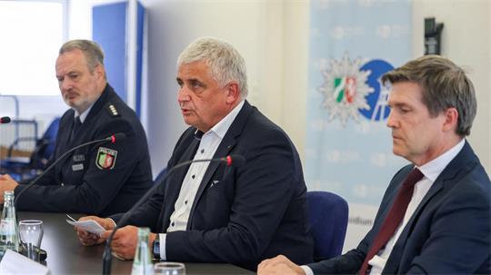 In einer Pressekonferenz berichten Michael Esser, Leitender Kriminaldirektor der Polizei Köln (Mitte) und Ulrich Bremer, Oberstaatsanwalt der Staatsanwaltschaft Köln (rechts) über den Stand der Ermittlungen. 