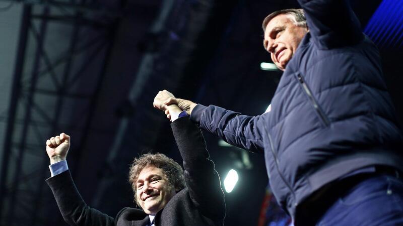 Milei tritt in Brasilien mit Bolsonaro auf In einer Rede wettert Milei gegen den Sozialismus und stellte Bolsonaro als Opfer juristischer Verfolgung dar.