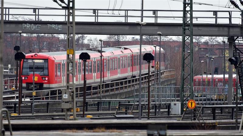 Mann zeigt Hitlergruß in fahrender S-Bahn in Hamburg-Altona In einer S-Bahn am Bahnhof Altona hat ein Mann den Hitlergruß gezeigt. (Illustration)