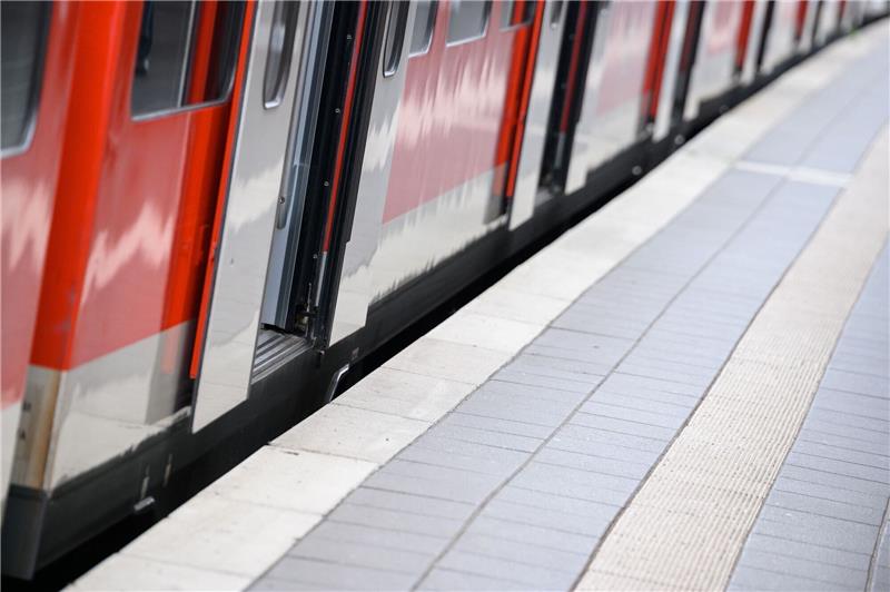 In einer S-Bahn der Linie S3 eskalierte ein Streit. Der Täter flüchtete an der nächsten Station (Symbolbild). Foto: Jonas Walzberg/dpa