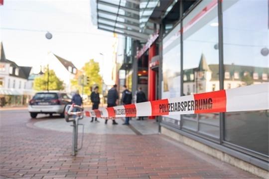 In einer Sparkassenfiliale in Schleswig sind am Mittwoch zwei tote Menschen gefunden worden. Foto: Nolte/dpa