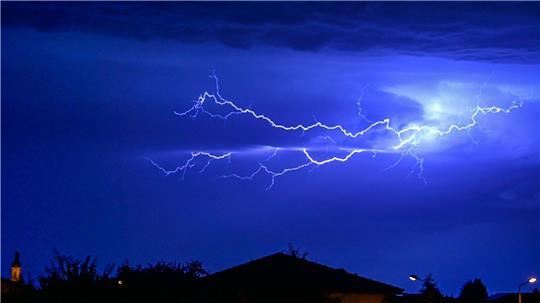 In einer Statistik zu Blitzeinschlägen lag der Landkreis Schaumburg im vergangenen Jahr in Niedersachsen vorn. (Symbolbild)