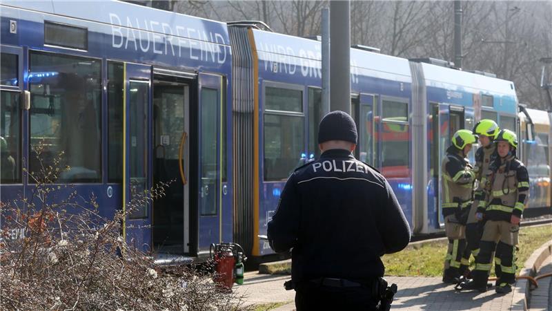 In einer Straßenbahn in Gera wurde eine Frau bei einem Brandanschlag schwer verletzt.