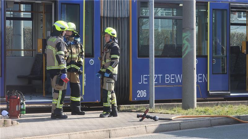 In einer Straßenbahn in Gera wurde eine Frau mit einer brennbaren Flüssigkeit übergossen und angezündet.