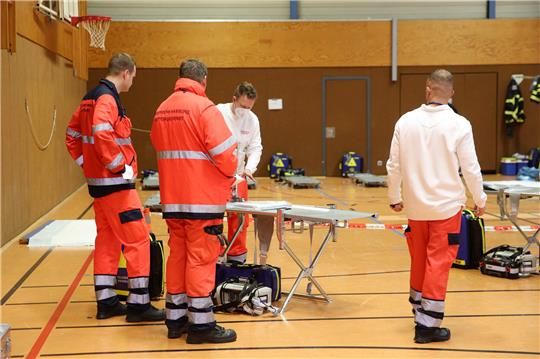 In einer Turnhalle auf St. Pauli wird ein Anlauf- und Behandlungszentrum für Verletzungen durch das heutige Glatteis aufgebaut. Wegen des Glatteises in Hamburg hat es am Montagvormittag mehr als 200 Straßenunfälle und Stürze auf den spiegelglatten Flächen gegeben. Foto: Bodo Marks/dpa