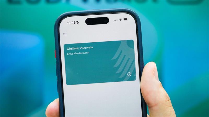 In einer Wallet auf dem Handy könnten bald „digitale Zwillinge“ von Ausweis, Führerschein und Co. gespeichert werden. (Symbolbild)