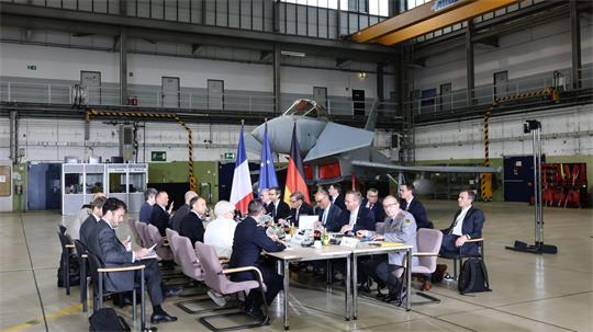 In einer Wartungshalle auf dem Militärflugplatz Nörvenich tagt der deutsch-französische Verteidigungs- und Sicherheitsrat. 