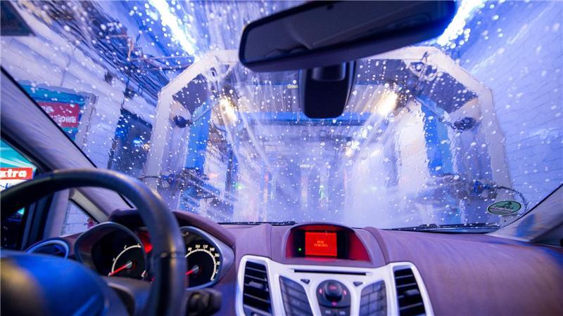 In einer Waschstraße bleibt man am Steuer sitzen.