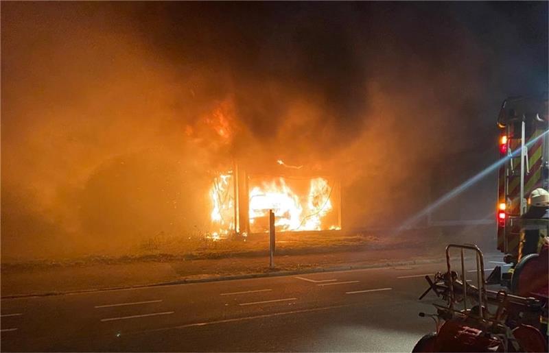 In einer Werkstatt in Zeven ist in der Nacht zum Sonnabend ein Auto komplett ausgebrannt. Foto: Feuerwehr
