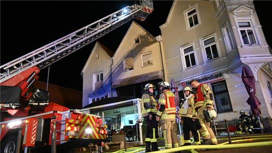 In einer Wohnung hinter dem Eiscafé Venezia - zwischen Geesttor und Ritterstraße in Buxtehude - brennt es, das Obergeschoss des Cafés ist verrußt.