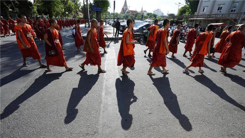 Bilder des Tages In einer Zeremonie in Phnom Penh gedenken kambodschanische Mönche der Soldaten, die bei Kämpfen mit thailändischen Truppen in Grenzgebieten starben. Sie zogen betend durch die Straßen und segneten die Überreste der Gefallenen.
