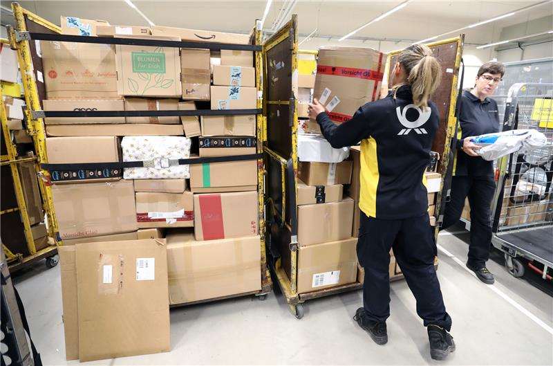 In einer Zustellbasis der Deutschen Post DHL werden Rollbehälter mit Paketen angeliefert. Foto: Bernd Wüstneck/zb/dpa