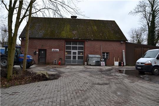 In einer alten Obstscheune ist der Bauhof in Freiburg untergebracht. Jetzt soll ein neuer Bauhof her und die Wischhafener Crew miteinziehen. Foto: Helfferich
