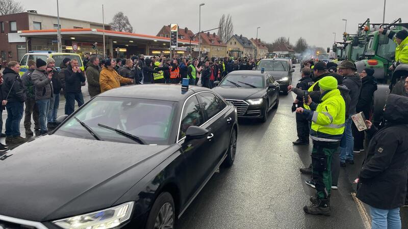 In einer dieser Limousinen sitzt Robert Habeck. Die Demonstranten begrüßten ihn mit Pfiffen und Buh-Rufen.
