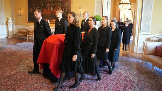 In einer feierlichen Prozession hatten die Kinder und Enkel des norwegischen Monarchen dessen Sarg vergangene Woche durch das Osloer Schloss in die Schlosskapelle getragen. (Archivbild)