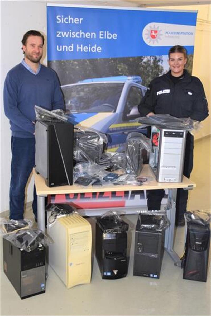 In einer großangelegten Aktion haben die Kriminalbeamten 20 Wohnungen durchsucht und dabei etliche Computer, Festplatten und Datenträger als Beweismittel sichergestellt.