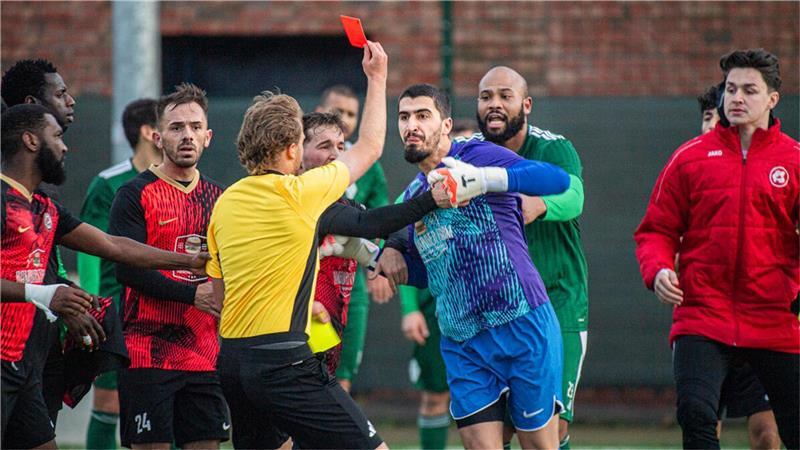 In einer hitzigen Schlussphase zeigt Schiedsrichter Jens Eisenbach die Rote Karte – die Situation ist kaum noch zu beruhigen.