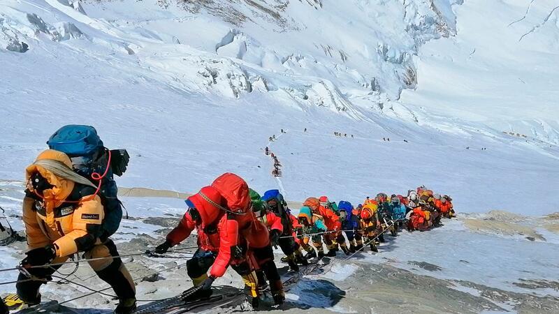 Mount Everest: Tracking-Gerät ist bald Pflicht In einer langer Schlange gehen Bergsteiger auf einem Pfad knapp unterhalb von Lager vier auf dem Mount Everst. Bald ist ein Trecking-Gerät für jeden Pflicht.