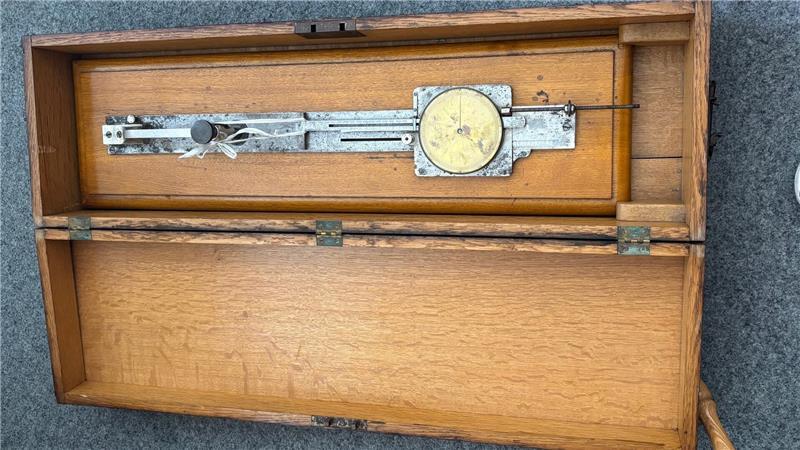 150 Jahre alte Maschine: Buxtehudes Schützen ermitteln ihren König mit einem Relikt In einer maßgefertigten Holzkiste bewahrt die Schützengilde Buxtehude von 1539 die alte Teilermessmaschine auf.