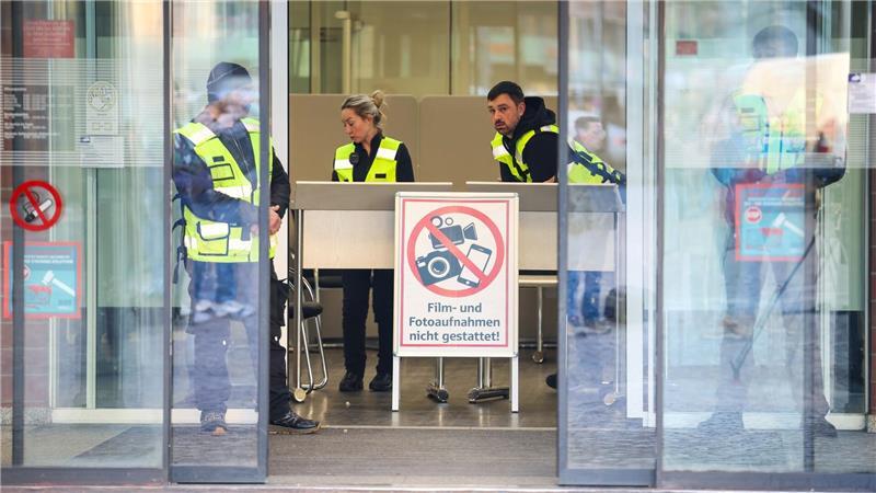 Sparkasse Gelsenkirchen nach Millionen-Coup wieder offen In einer neu eröffneten Service-Stelle will die Sparkasse vom Einbruch betroffene Kunden unterstützen