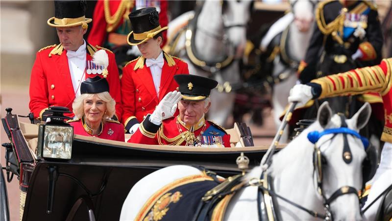 Jubel für Charles: Briten feiern König mit Geburtstagsparade In einer offenen Kutsche fährt das britische Königspaar durch London.