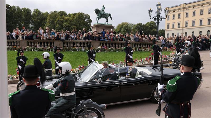 In einer offenen Limousine wurde König Haakon VIII. vom Schloss zum Parlament gefahren. 