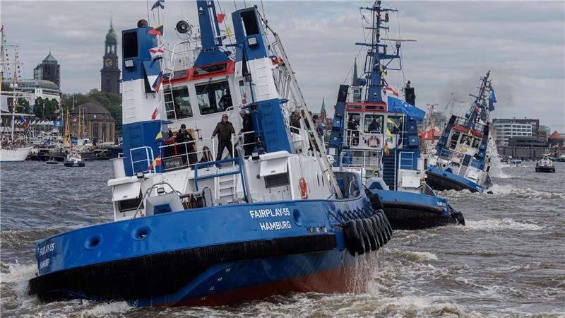 In einer präzisen Choreographie tanzten die vier Schlepper über die Elbe. 