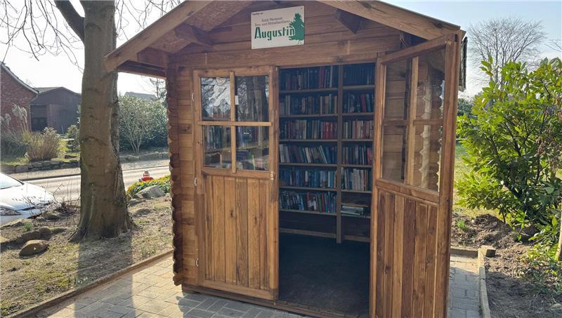 In einer selbstgebauten Holzhütte können Bücherfreunde am Bliedersdorfer Gemeindehaus neue Leseschätze entdecken.