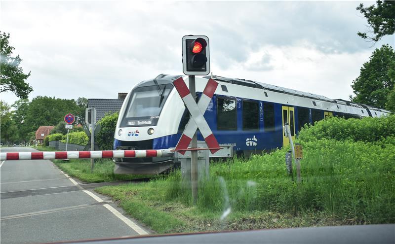 Was Fredenbecker in ihrer Samtgemeinde stört – und was ihnen gefällt In einigen Orten der Samtgemeinde wie Mulsum, Fredenbeck oder Deinste fährt keine EVB-Bahn. Nur wie hier in Kutenholz hält die Linie RB 33.