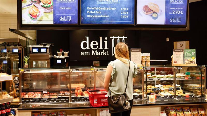 Heiße Theken und Imbisse in Geschäften boomen In einigen Rewe-Filialen gibt es ein Deli, in dem sich Kunden mit frischen Speisen eindecken können.