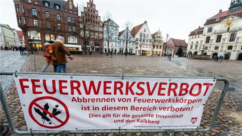 In einigen historischen Stadtkernen in Niedersachsen, wie in Lüneburg, gibt es seit Jahren ein Böllerverbot an Silvester. (Archivbild)