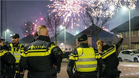 In einigen niederländischen Städten wurde die Polizei mit Böllern beworfen.