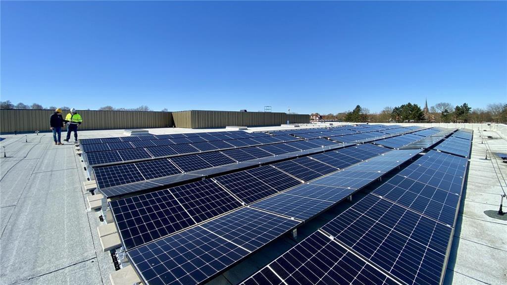 In elf Metern Höhe: Die Photovoltaikanlage auf dem Dach der Halle Nord.