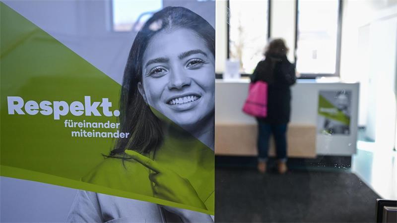 Härtere Strafen für Angriffe auf Zugbegleiter und Ärzte In etlichen Praxen findet man inzwischen Aufkleber oder Plakate, auf denen zu mehr Respekt und Freundlichkeit im Umgang mit dem Personal aufgerufen wird. (Symbolbild)