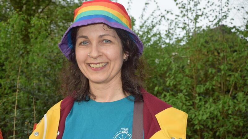 In farbenfroher Kleidung setzt sich Ariane Schult aus Apensen auf der Demo für eine bunte Gesellschaft ein.