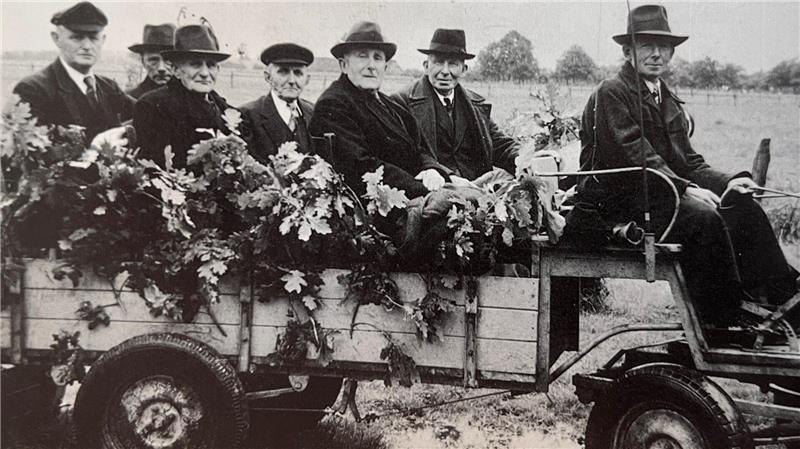 Bälle, Blasmusik und Blödsinn: Kleiner Verein feiert groß in Behrste In früheren Zeiten genossen die Schützen auch den Luxus von Pferd und Wagen beim Schützenmarsch.