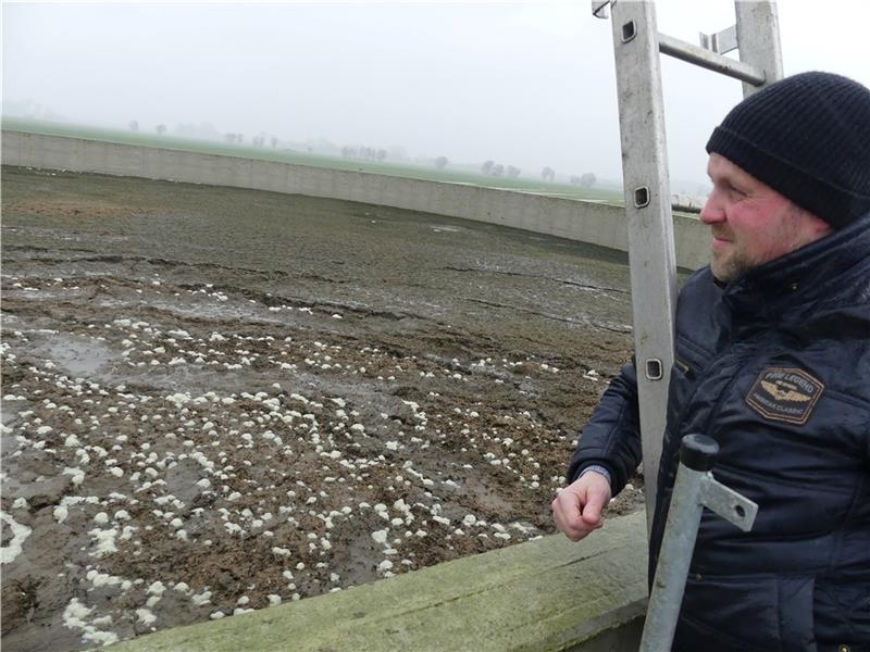 In fünf Metern Höhe schaut Milchbauer Christian Haak aus Bützflethermoor auf sein neues zusätzliches 4000-Kubikmeter-Güllelager. Es füllt sich, aber es gibt noch Lagerkapazitäten. Auch Haak wartet auf trockenes Wetter, um seinen Grün- und A