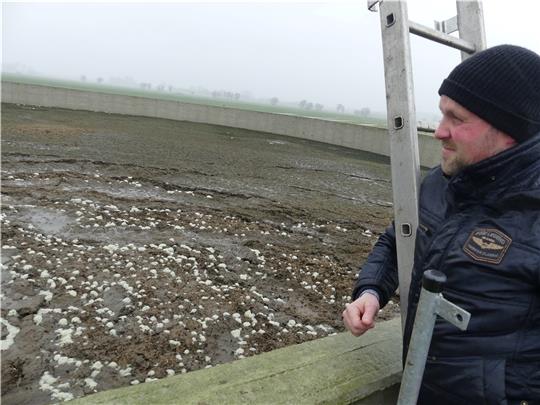 In fünf Metern Höhe schaut Milchbauer Christian Haak aus Bützflethermoor auf sein neues zusätzliches 4000-Kubikmeter-Güllelager. Es füllt sich, aber es gibt noch Lagerkapazitäten. Auch Haak wartet auf trockenes Wetter, um seinen Grün- und A
