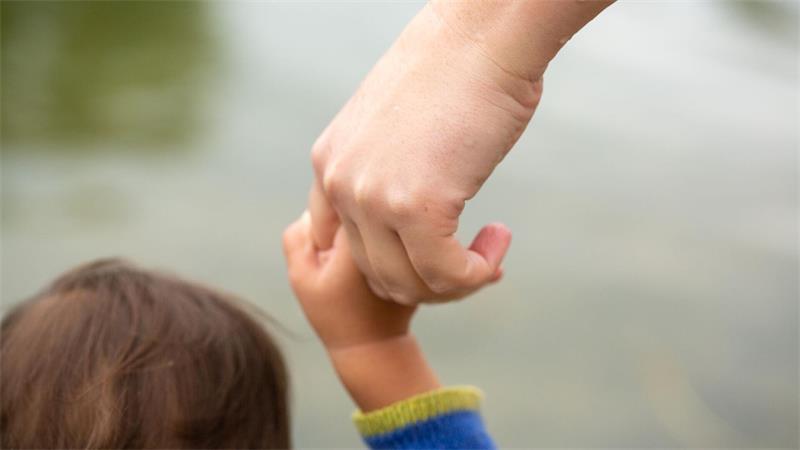 In gleichgeschlechtlichen Partnerschaften müssen Frauen ihr Kind adoptieren, um als Mutter zu gelten. (Symbolbild)