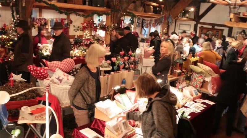 In historischer Kulisse präsentieren Hobbyaussteller ihre Geschenkideen.