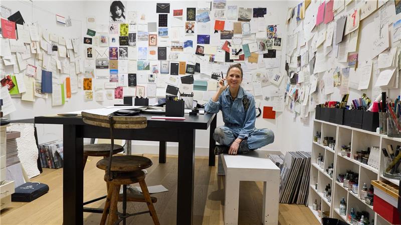 Eleganz in Tinte: Kalligraphin schreibt für Chanel & Co. In ihrem Atelier in der Nähe des Hamburger Rathauses schreibt und malt die gebürtige Hannoveranerin.