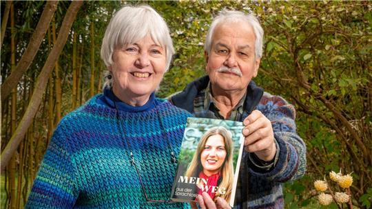 In ihrem Buch beschreibt Karen Smetacek (li.) ihren Schlaganfall und den Weg zurück ins Leben, Ehemann Victor (re.) ist immer an ihrer Seite.