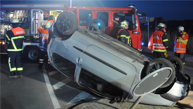 In ihrem Renault Twingo wurde eine Hamburgerin bei einem Unfall in Estebrügge verletzt. Foto: Vasel