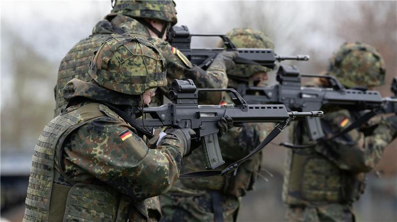 Soldaten in der Grundausbildung halten auf dem Gelände der Marinetechnikschule (MTS) in Parow, Mecklenburg-Vorpommern, das Sturmgewehr G36 in den Händen. 