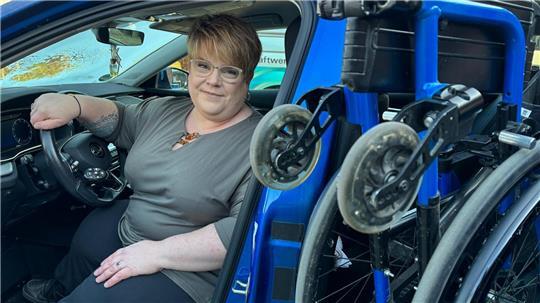 In ihrem umgebauten Auto fühlt sich Sarah Stelling frei - den Rollstuhl verstaut sie bequem auf der Rückbank.